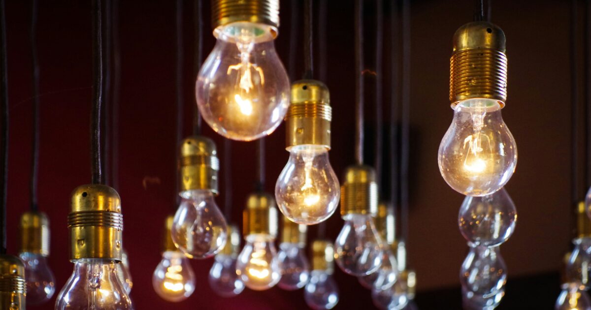 急に電気が消えるのは偶然じゃない？スピリチュアルなサインと心の整え方
