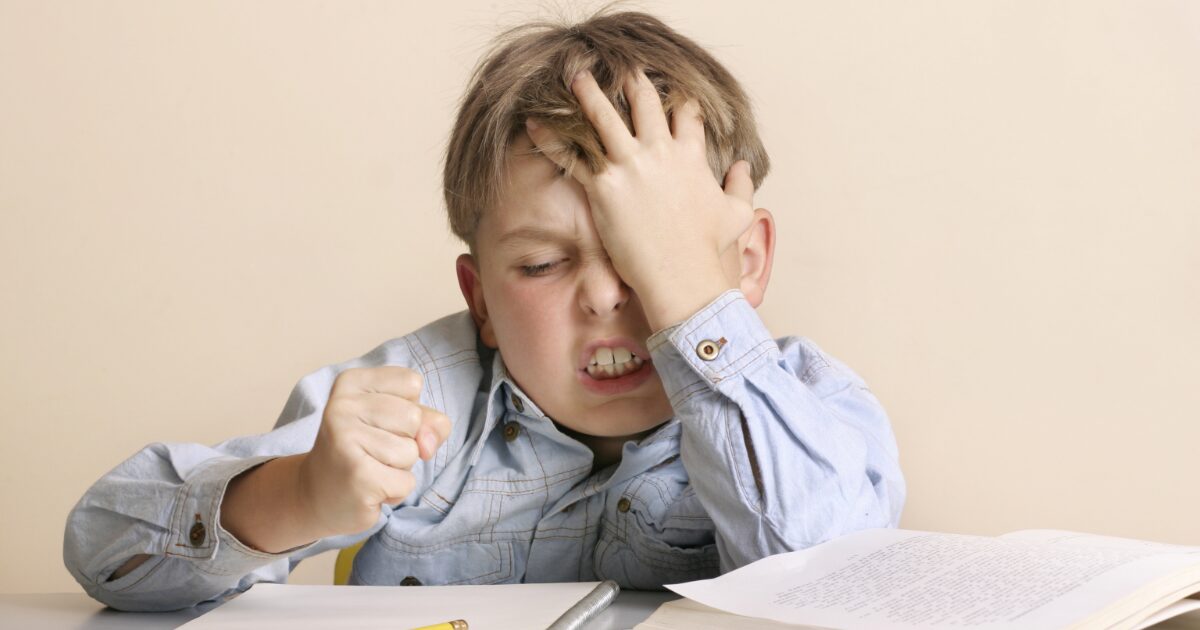 不機嫌を見せる人への穏やかな対処法｜幼稚なの？普通なの？心理と距離感をやさしく解説