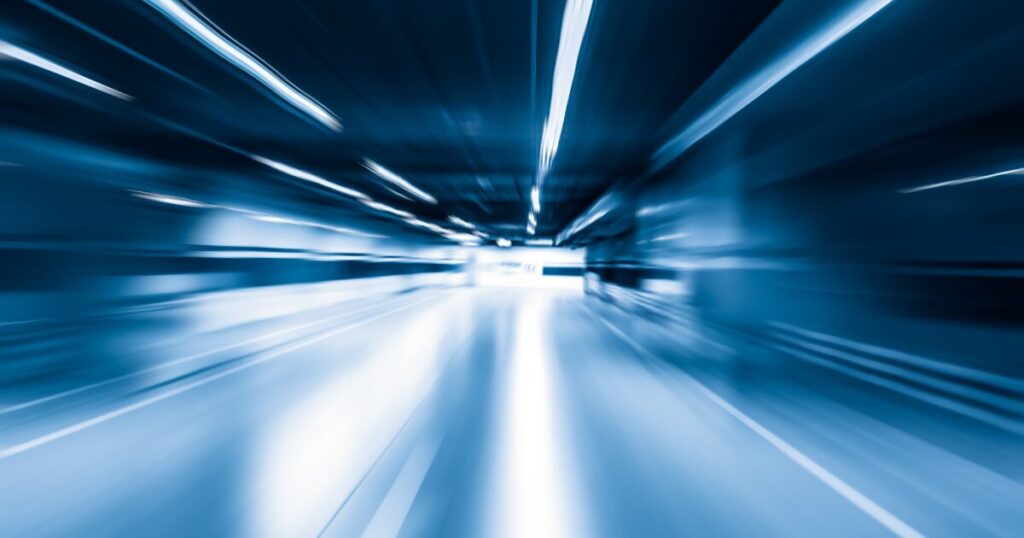 写真に写る「青い光の線」はどう捉えられている？スピリチュアルな見方まとめ